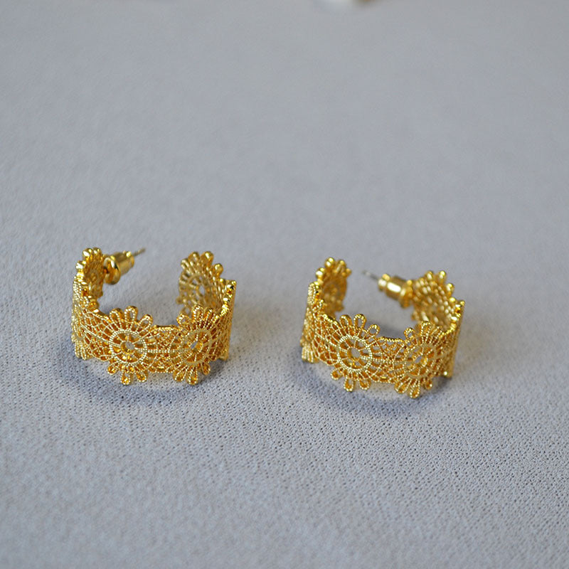 Stunning Gold Earring for Daily Wear