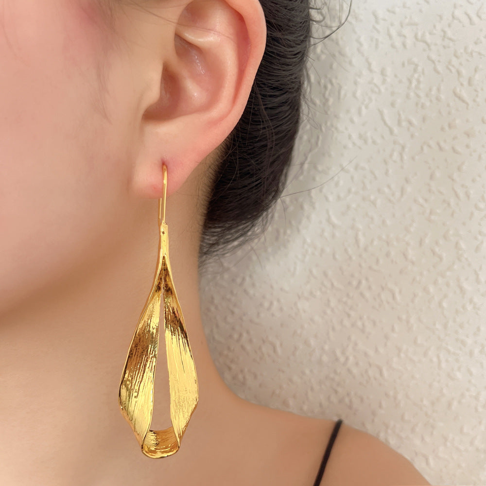 Romantic Gold Earring for Special Moments