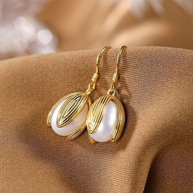 Classic Gold Earring with Timeless Appeal