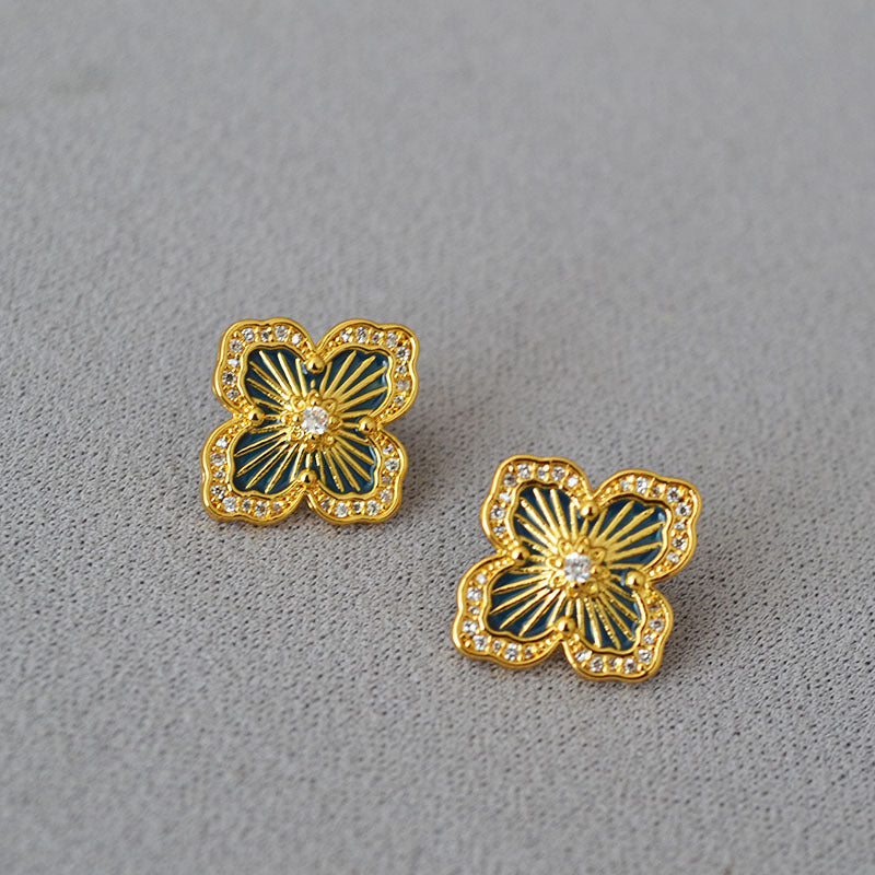 Romantic Gold Earring for Special Moments