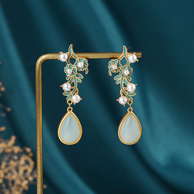 Classic Gold Earring with Timeless Appeal