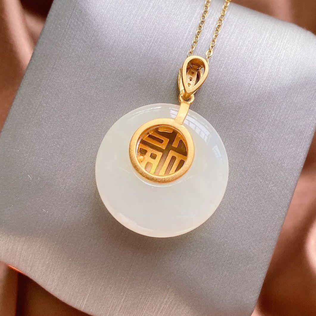Romantic Gold Necklace for Special Moments