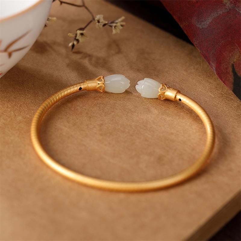 Romantic Gold Bracelet for Special Moments