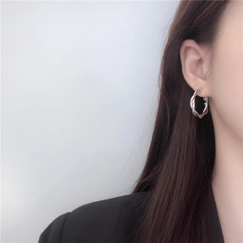 Charming Silver Earring for Any Occasion