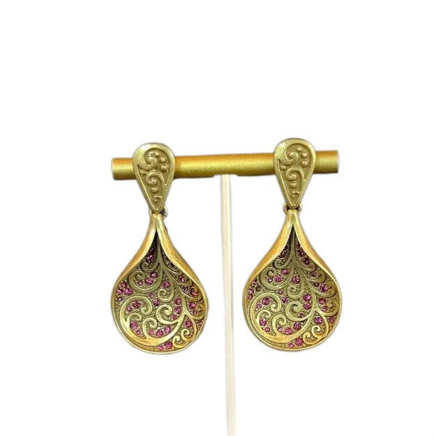 Classic Gold Earring with Timeless Appeal