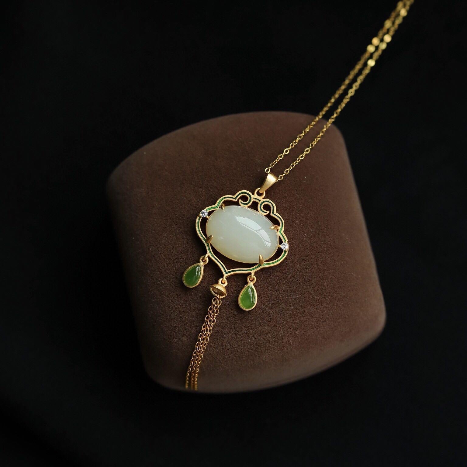 Romantic Gold Necklace for Special Moments