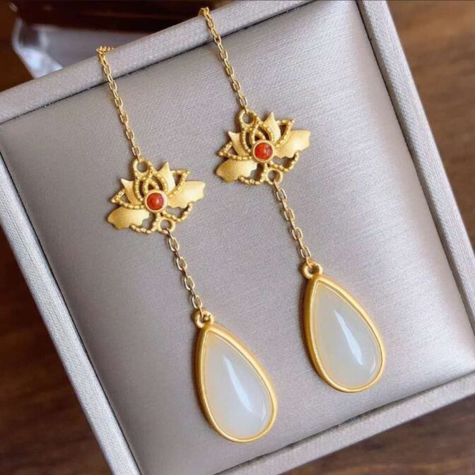 Charming Gold Earring for Any Occasion