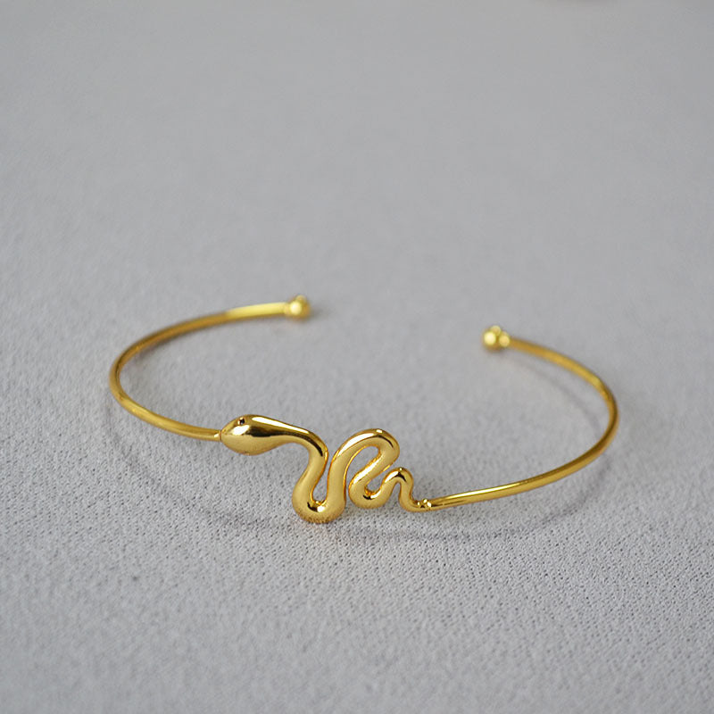 Romantic Gold Bracelet for Special Moments