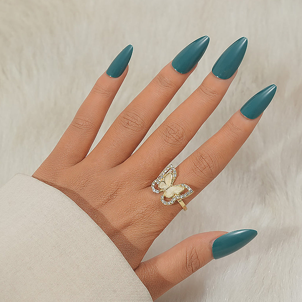 Classic Gold Ring with Timeless Appeal