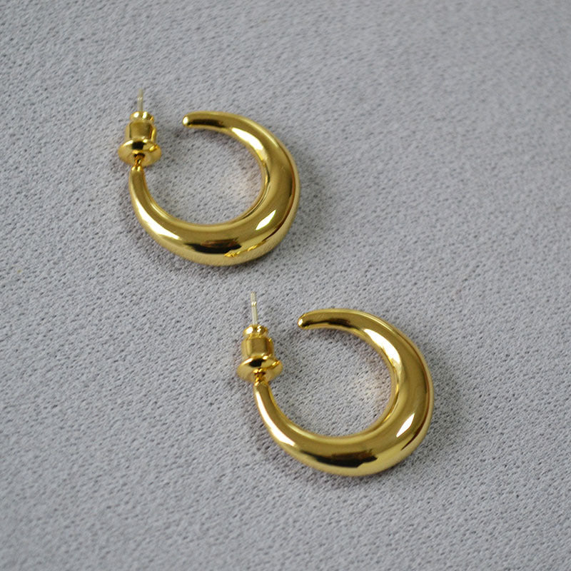 Classic Gold Earring with Timeless Appeal
