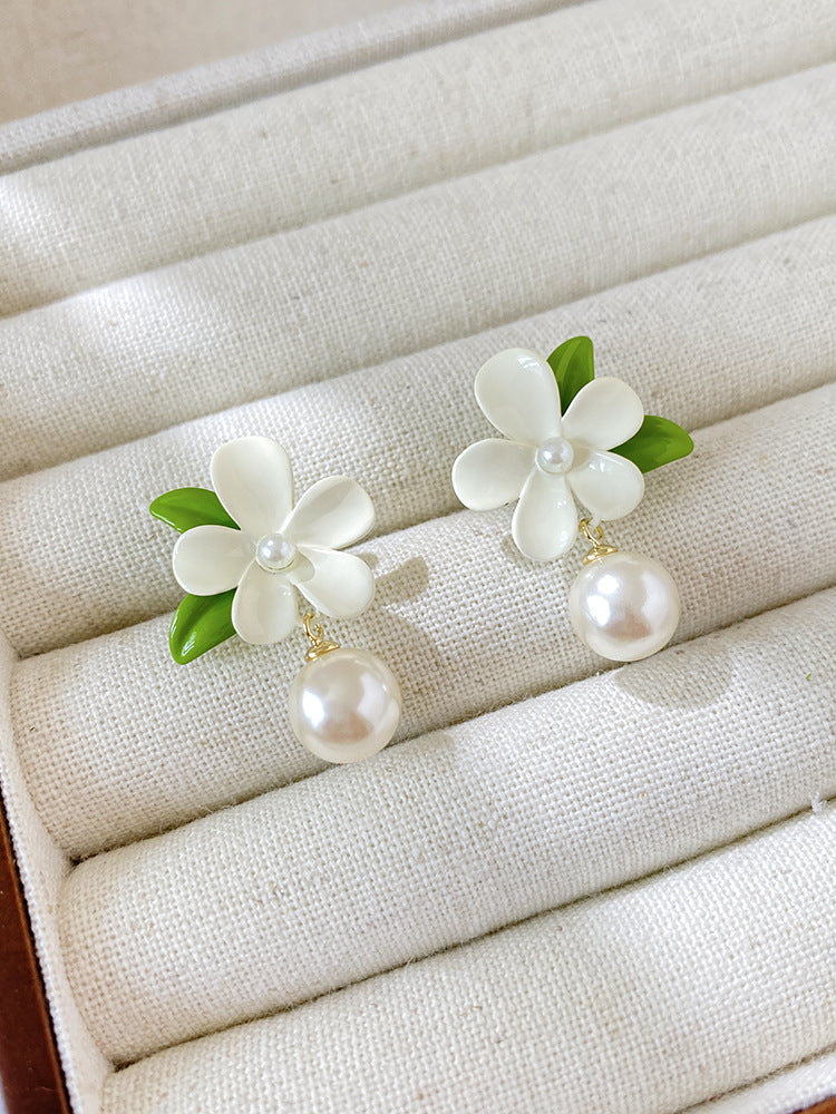 Romantic Pearl Earring for Special Moments