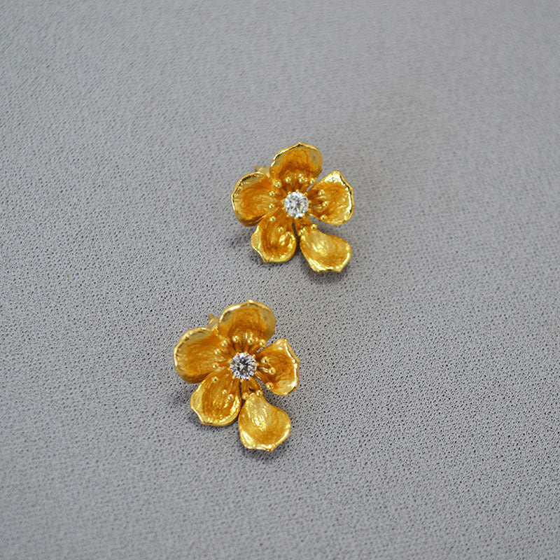 Charming Gold Earring for Any Occasion