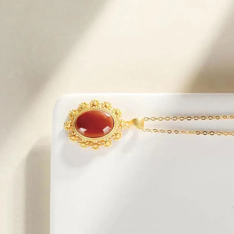 Classic Gold Pendant with Timeless Appeal