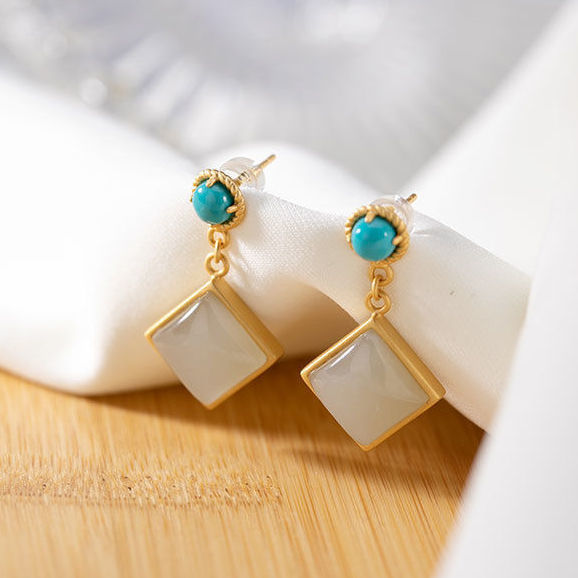 Charming Silver Earring for Any Occasion