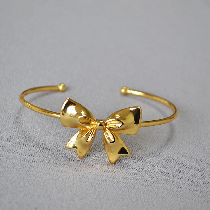 Classic Gold Bracelet with Timeless Appeal