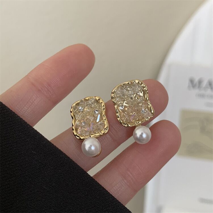 Classic Pearl Earring with Timeless Appeal