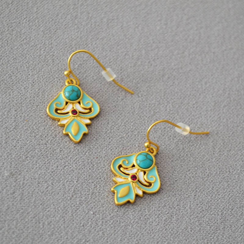 Classic Gold Earring with Timeless Appeal