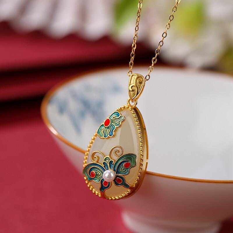 Classic Gold Pendant with Timeless Appeal