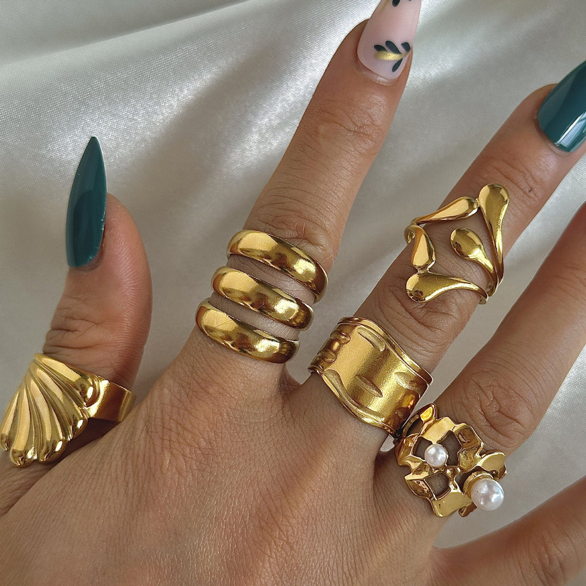 Stunning Gold Bracelet for Daily Wear