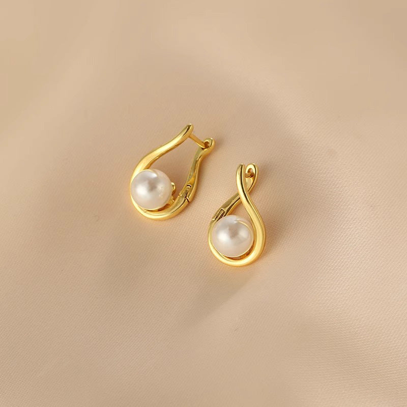 Classic Pearl Earring with Timeless Appeal