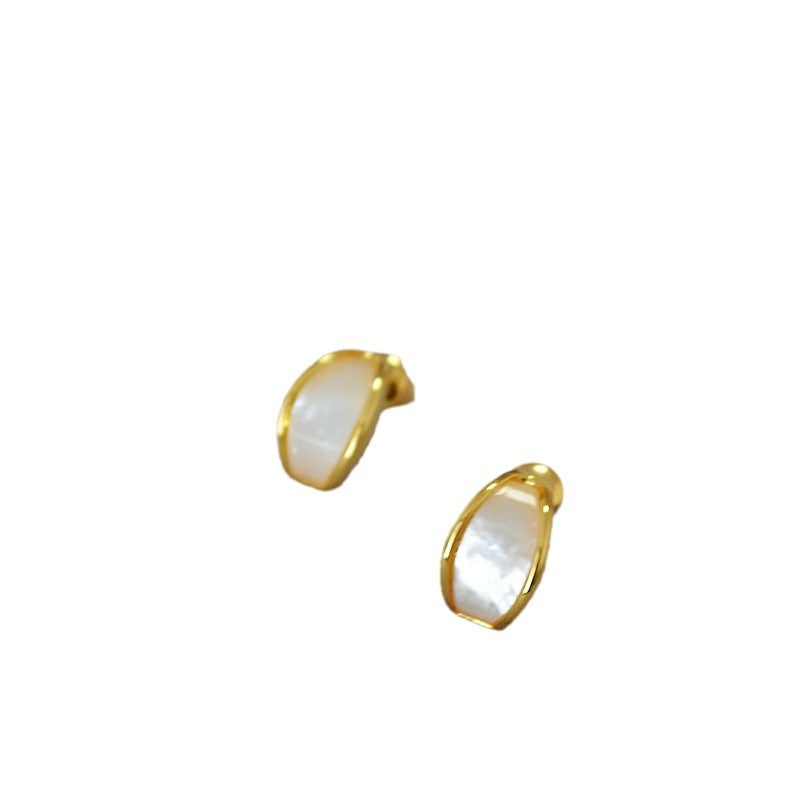 Classic Gold Earring with Timeless Appeal