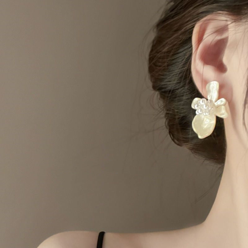 Romantic Pearl Earring for Special Moments