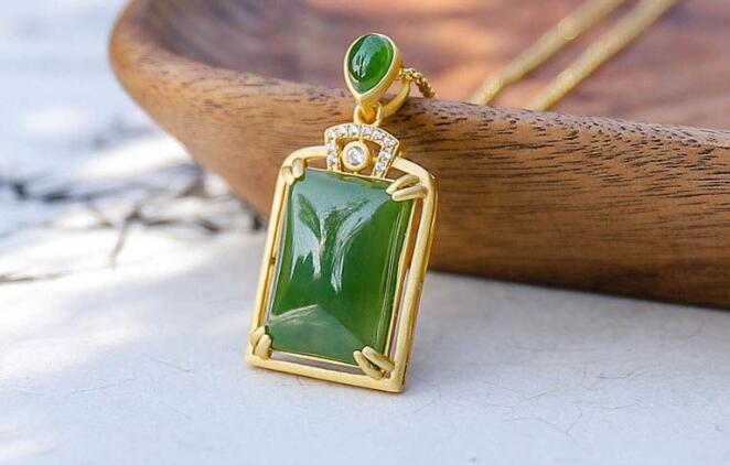Charming Gold Necklace for Any Occasion