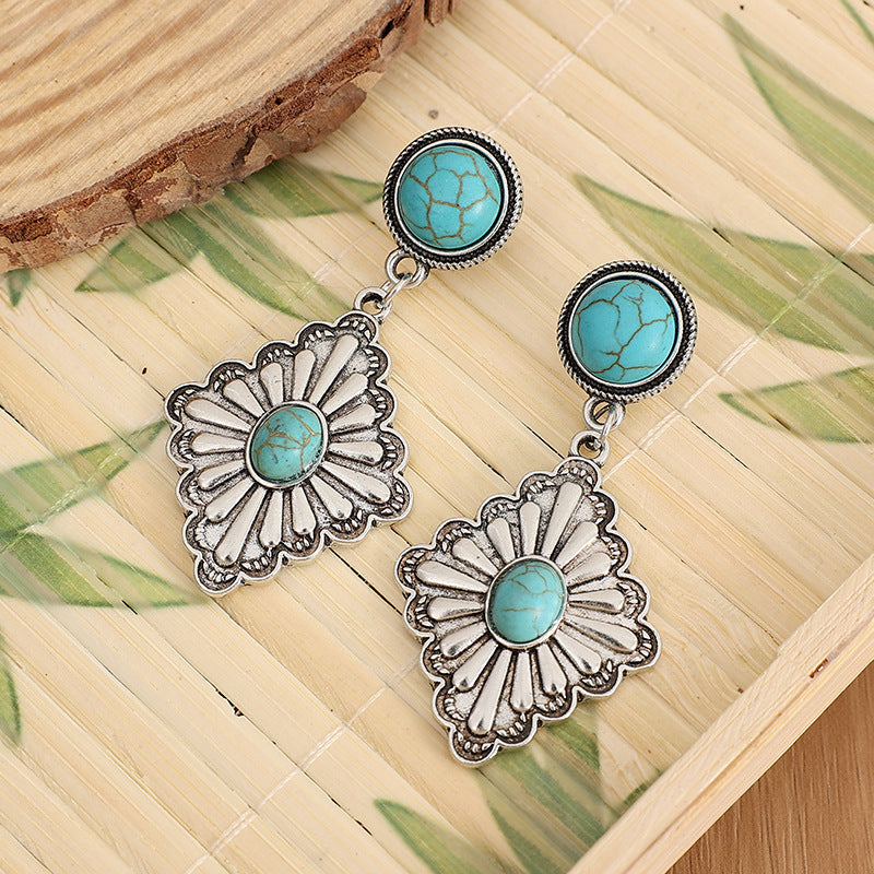 Charming Silver Earring for Any Occasion