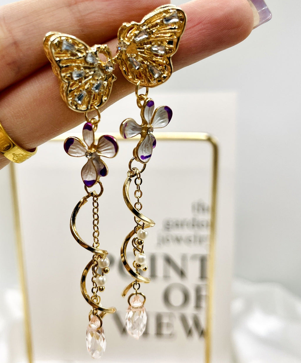 Romantic Gold Earring for Special Moments