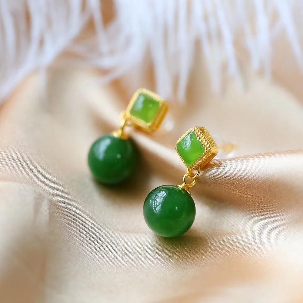 Charming Silver Earring for Any Occasion