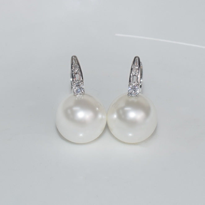 Beautiful Gold Earring with Unique Style