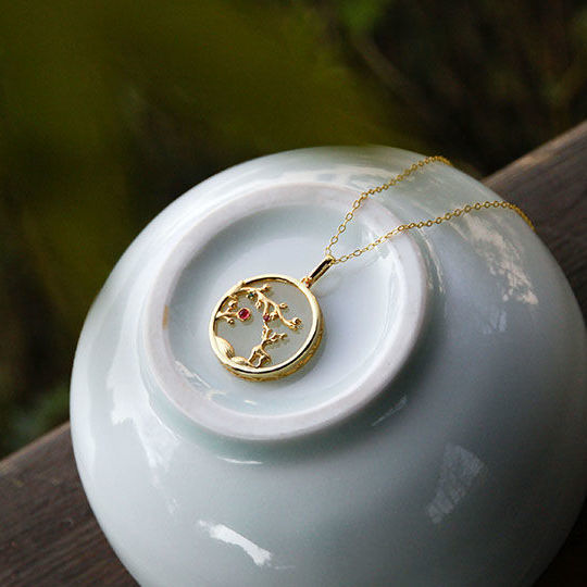 Classic Silver Necklace with Timeless Appeal
