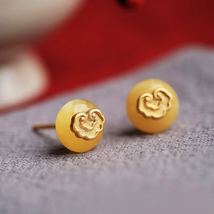 Classic Gold Earring with Timeless Appeal