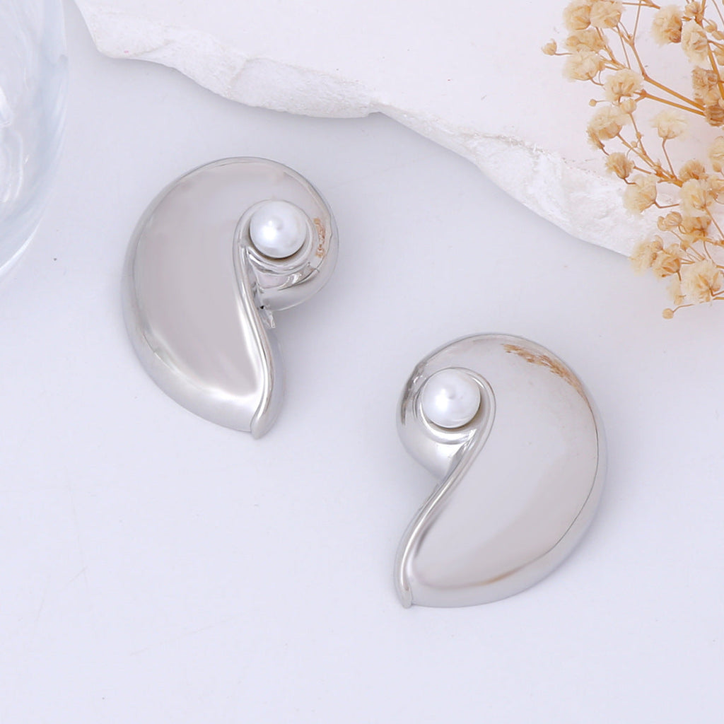 Classic Pearl Earring with Timeless Appeal