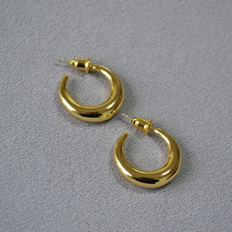 Classic Gold Earring with Timeless Appeal