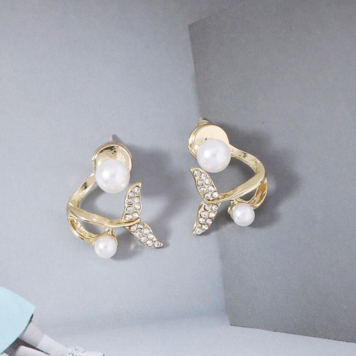 Romantic Gold Earring for Special Moments