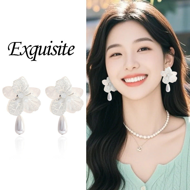 Classic Pearl Earring with Timeless Appeal