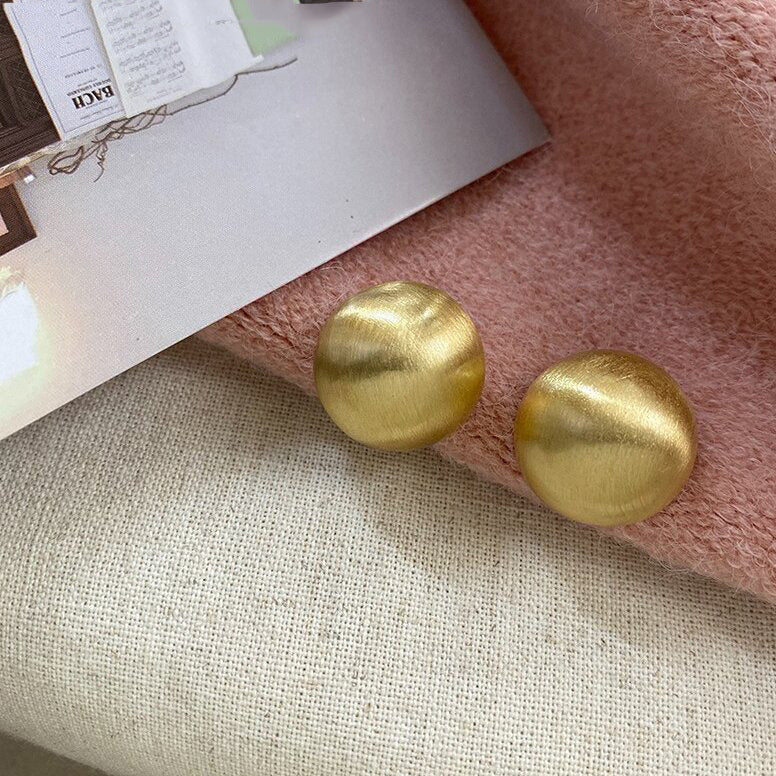 Classic Gold Earring with Timeless Appeal