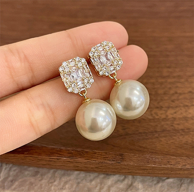 Charming Pearl Earring for Any Occasion