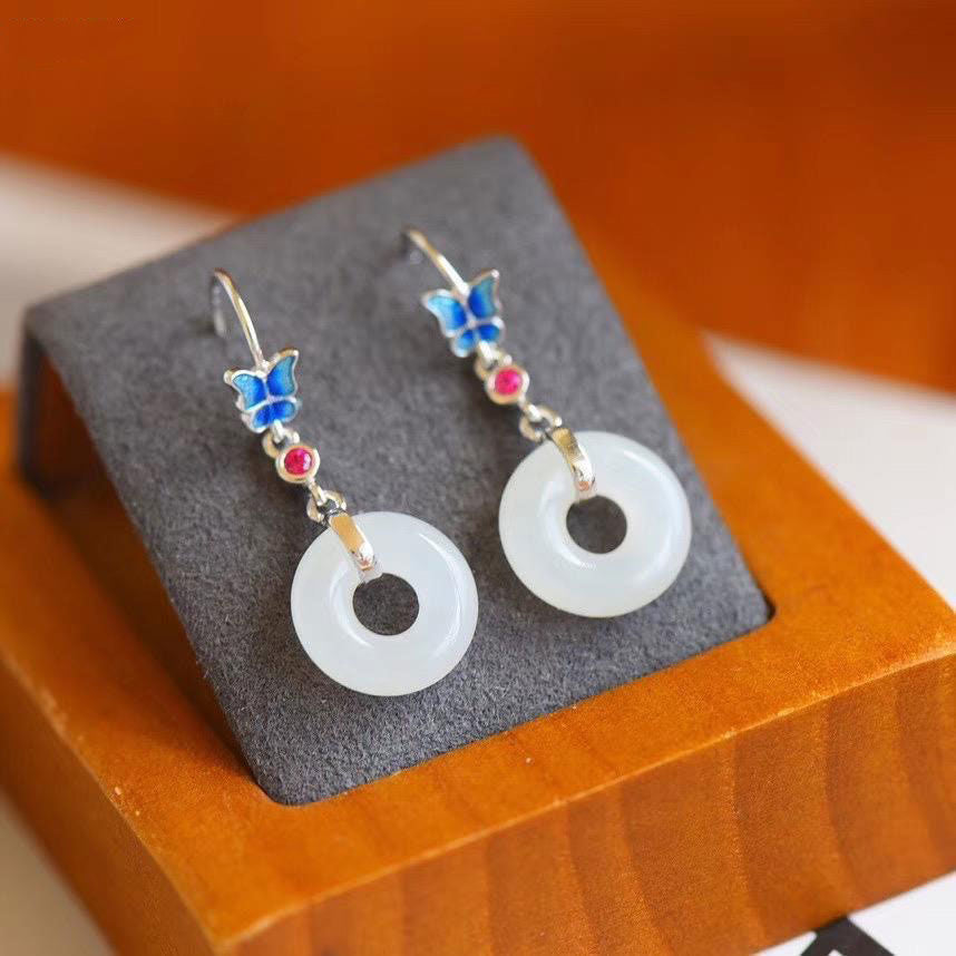 Classic Gold Earring with Timeless Appeal