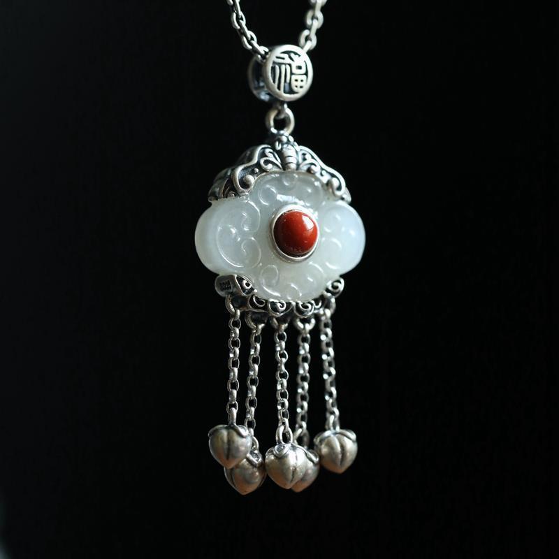 Romantic Silver Necklace for Special Moments