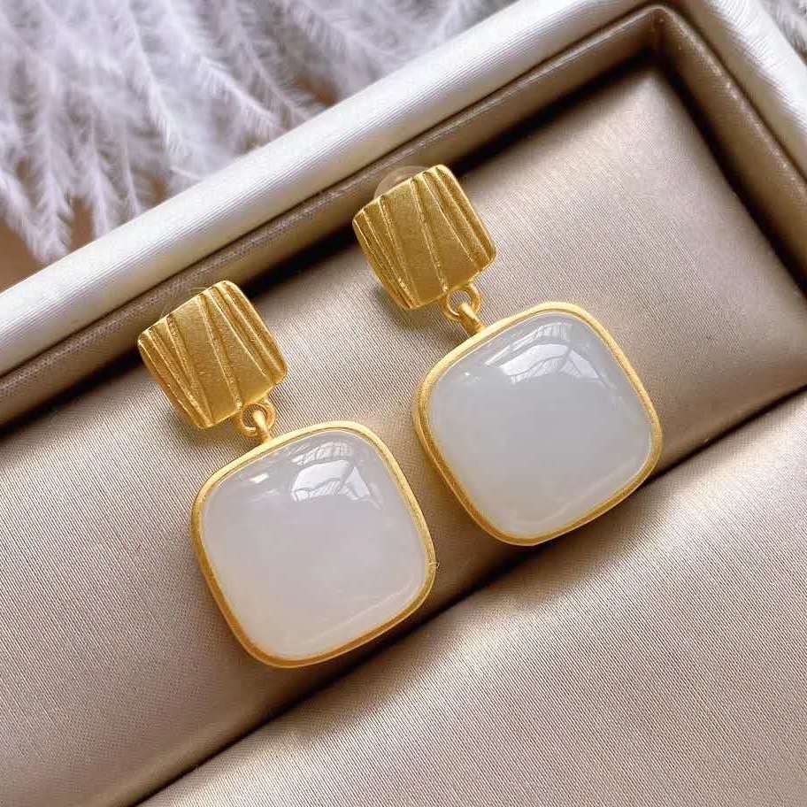 Classic Gold Earring with Timeless Appeal