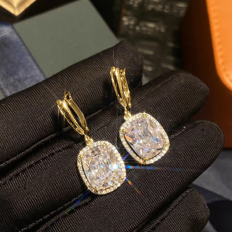 Charming Earring for Any Occasion