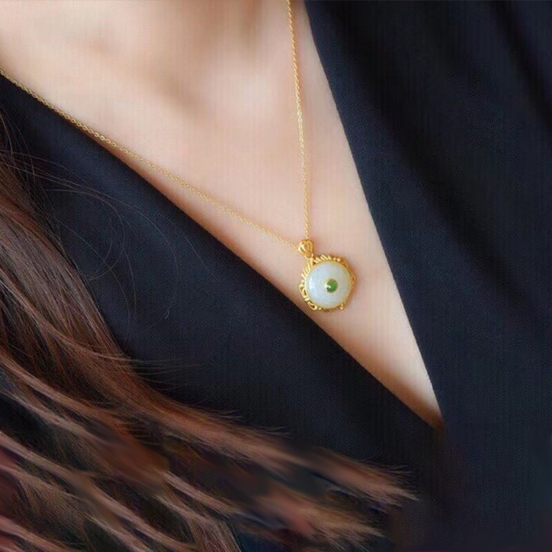 Classic Gold Pendant with Timeless Appeal