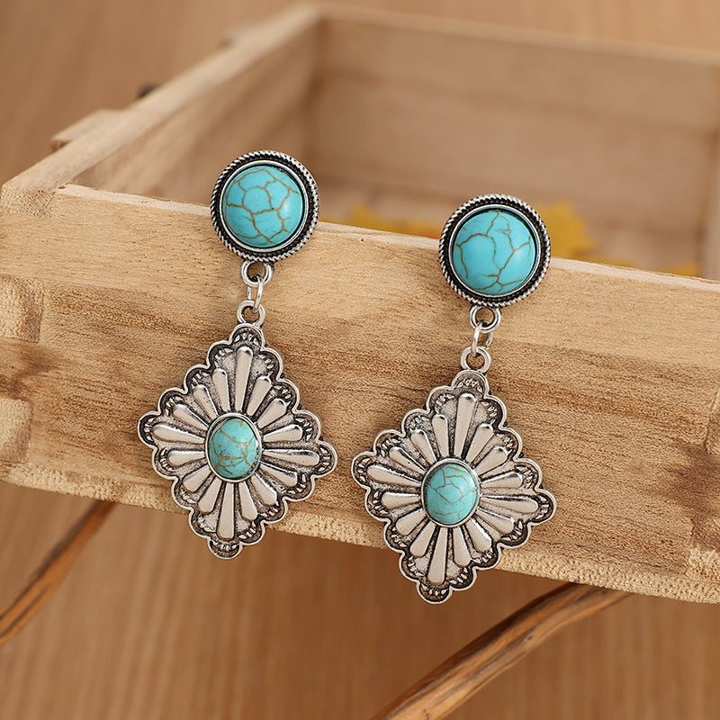 Charming Silver Earring for Any Occasion