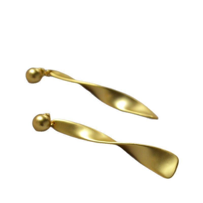 Romantic Gold Earring for Special Moments