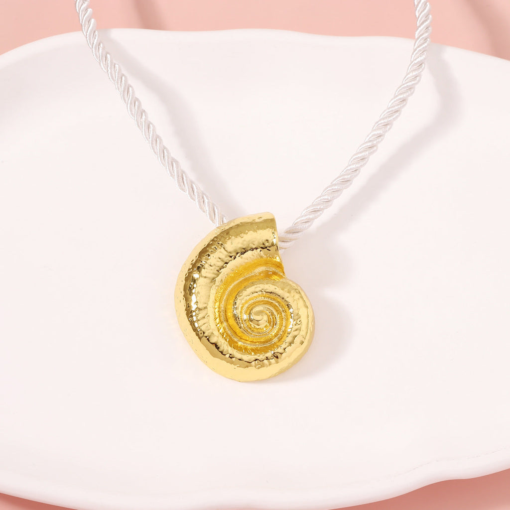 Classic Gold Necklace with Timeless Appeal