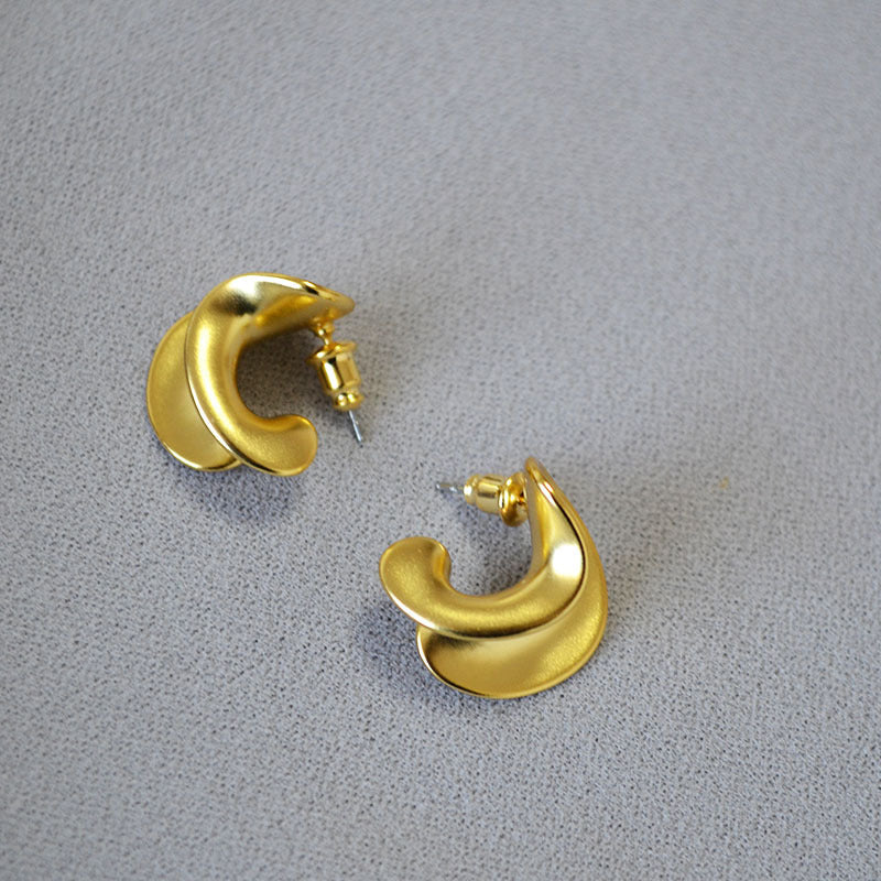 Romantic Gold Earring for Special Moments
