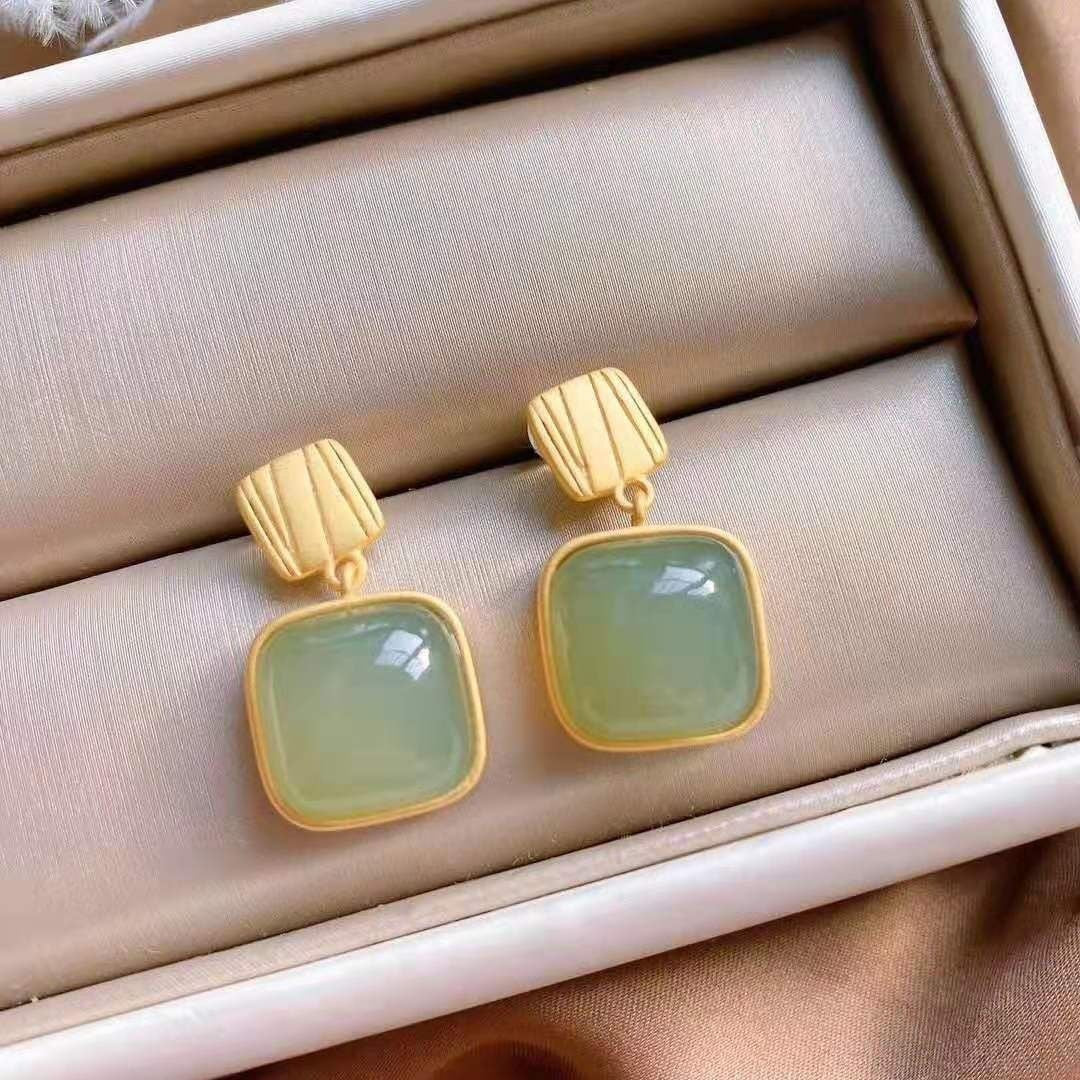 Classic Gold Earring with Timeless Appeal