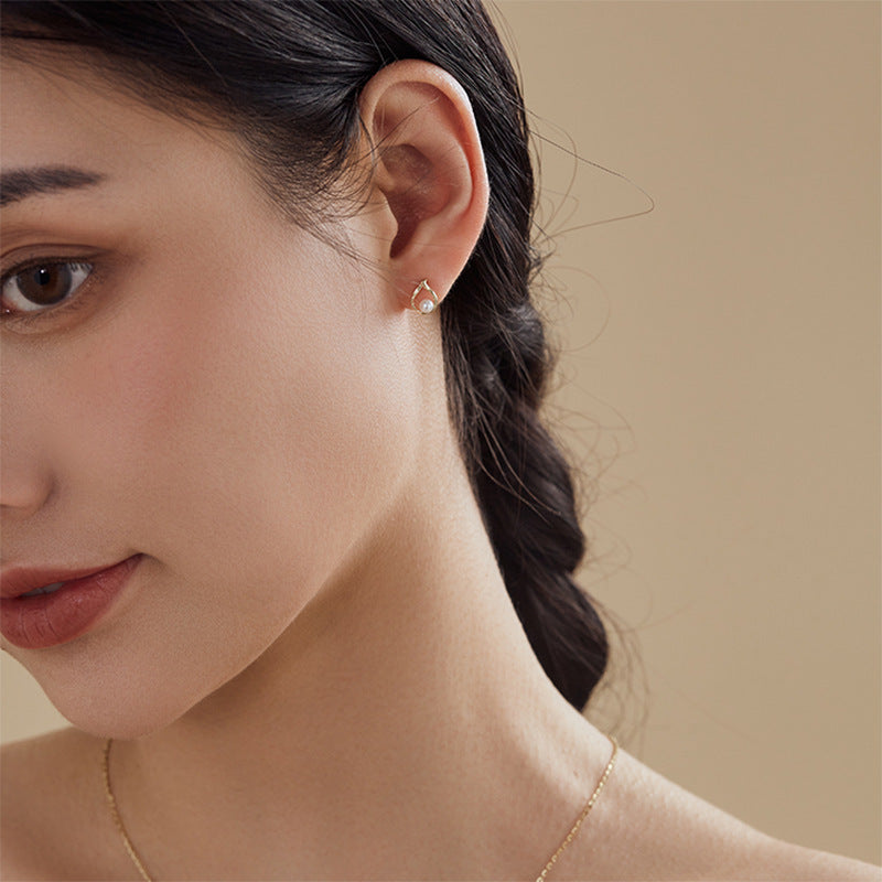 Classic Pearl Earring with Timeless Appeal